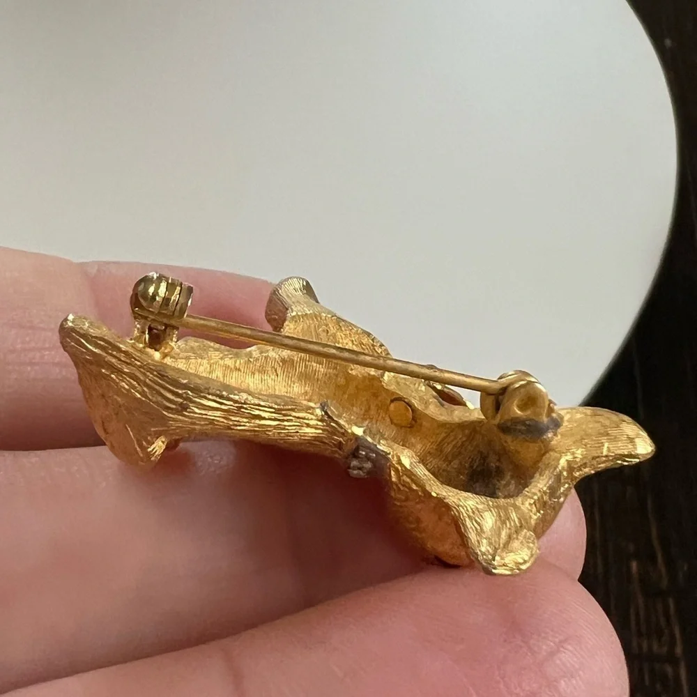 Vintage gold tone pouty dog brooch green eyes rhinestone collar